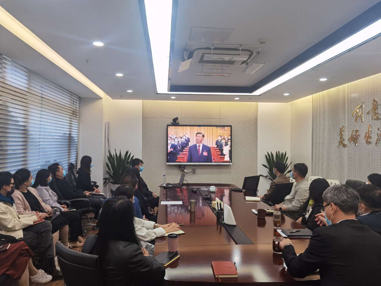 1666076620971841.jpg 集团会议室 22人.jpg