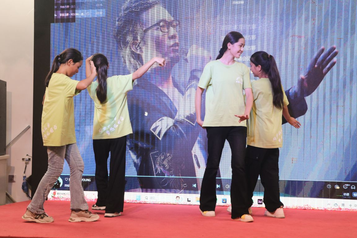 1722074496755434.jpg 结营仪式-学生自发表演节目.jpg